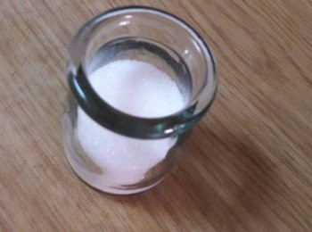 step2: 容器中先放一半砂糖