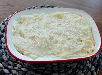 step8: 然後鋪上<span class="group_2">薯蓉</span>在上面，用刀抹平，如喜歡，可在上面加上Parmesan 芝士碎，放入已預熱180度焗爐，焗約20分鐘或至表面金黃色即成！