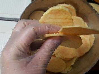 step1: 先將蕃薯去皮，刨成薄片，備用。