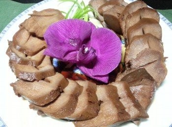 step7: 將豬脷切片排上碟,淋上紅燒汁即可