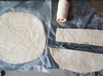 step2: 酥皮每塊剪開3份成長條狀，每條酥皮包起一條芝心素腸