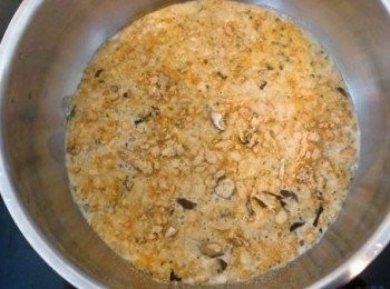 step3: 將起士蕈菇粥倒入至鮮奶中，不定時的攪拌一會，讓其成濃稠狀。