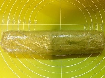 step5: 將粉團搞好後包保鮮紙，放入雪櫃約半小時，雪至硬身。