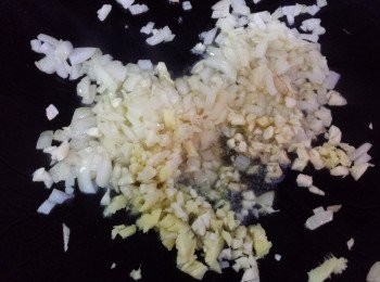 step1: 以中火，用牛油及油爆香蒜蓉及洋蔥至透明。