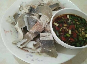 step3: 接著倒入水量800cc於鍋中(以能夠蓋過澎湖野生魟魚5尾汆燙為主)，水滾煮後，放入澎湖野生魟魚5尾，川燙過後再撈起切片。(注意不能汆燙過久，以免影響澎湖野生魟魚肉質的口感)；【福壽成立以來，從未捲入食安風暴，關鍵是「實在」，關於吃的，食安是最重要的。】