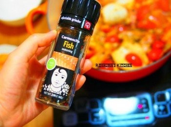 step12: 12.現磨一些海鮮用的香料。