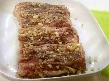 step2: 將粗鹽、胡椒粒、五香粉，抓抹在五花肉上，將大蒜切片，一起抹在五花肉上，醃2晚入味。