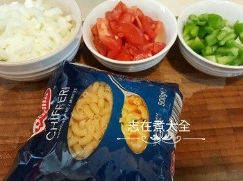 step1: 蔬菜全部切粒，通粉按包裝減3分鐘出水備用