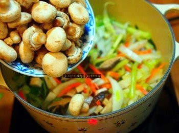 step15: 洋菇其實不需要放，因為女兒很愛吃菇，味道不會太搶，所以我將洋菇放進來。