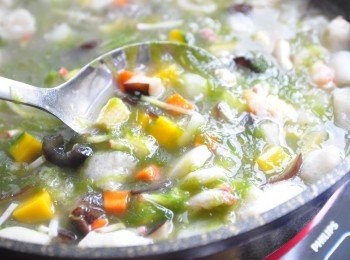 step5: 最後放入烏醋..等醬料調味，就完成滿是新鮮好料的羹湯囉~