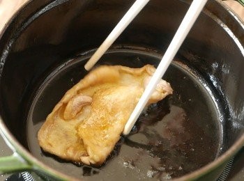 step4: 以中火燒熱少許油，下雞皮煎約5分鐘煎出雞油後取出雞皮。