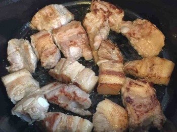 step2: 燒熱油鍋（我用staub）然後放入豬肉大火煎香兩面，不用全熟，拎起備用。