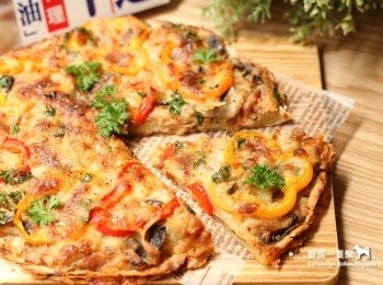 step10: 剛烤好的白醬蛋餅Pizza香脆可口，不過用一般刀子不太好切，如果家裡有專門處理熟食的廚房剪刀，以剪刀將蛋餅剪開分食會比較方便喔！:)