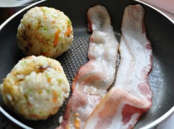 step10: 再輕輕放入鍋中香煎，並同時放入培根下鍋香煎至微焦狀起鍋