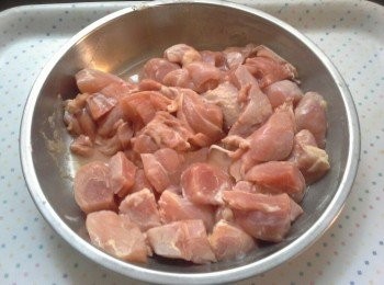 step1: 雞脾肉用清水洗淨，用刀
背十字輕輕拍一會後，起骨切件，
混合醃料放入雪櫃雪15-20分鐘。