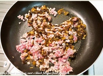 step4: 紅椒麻辣黑菇醬自玻璃罐中夾出後，用菜刀剁碎，與醬油一同放入鍋中，與絞肉一同拌炒片刻。
