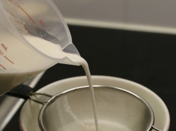 step2: 馬蹄粉加入150ml 清水拌勻，之後過篩備用