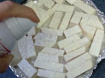 step3: 煎碟鋪一層錫紙，將芋頭放在煎碟，噴油或搽一層薄薄的油在芋頭面上