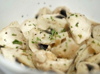 step4: 拿出磨菇，如未熟，再加熱30秒，拌勻即成！