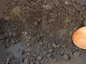 step1: 黑芝麻粉炒香備用。