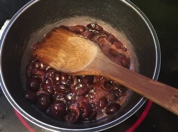 step3: - 把糖櫻桃倒入小鍋加入檸檬汁，大火煮沸，轉小火煮至稠
- 玻璃瓶用沸水消毒，待果醬變暖倒入即成。