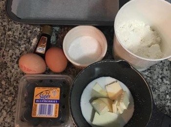 step1: 煉乳+牛奶+無鹽奶油秤在可加溫的小鍋中；藍莓洗淨擦乾備用。模具裡墊一張烘焙紙。