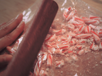 step1: 先將士的糖逐一拆去透明衣後放入密實袋封好，然後用重物將其打成碎備用