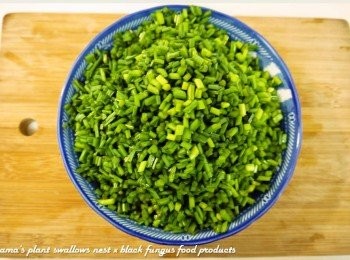 step2: 韭菜花洗淨後，逐依分切成丁狀備用。