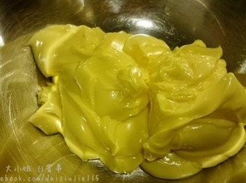 step2: 量好牛油，如果用其他有鹽牛油，應放室溫至軟身如圖。預熱焗爐至180度。