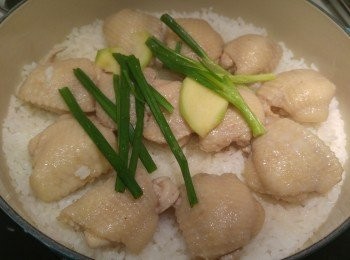 step4: 打開蓋後鋪上臘腸再焗一陣。