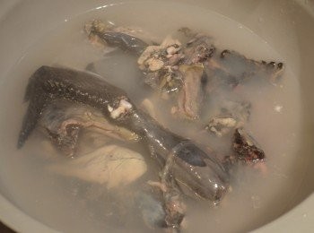 step1: 烏雞洗淨，斬去雞頭和雞尾，並切去太肥的部分，然後斬塊。將雞塊用滾水燙一燙，去除血污，瀝乾水分。