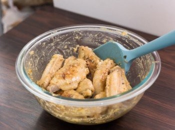 step7: 雞中翼熟透後盛起，趁熱放入<span class="group_2">面料</span>內拌勻至每隻<a href="https://bit.ly/3zHU5V3" target="_blank" data-keyword="雞翼" class="guide-link"><strong>雞翼</strong></a> <span style="display:inline-block;vertical-align:middle;margin-top:-3px;color:initial;border-radius:3px;padding:2px 3px;font-size:12px;line-height:14px;background:#87d300;color:#fff;">即買</span> 均勻沾上<span class="group_2">面料</span>即可上碟