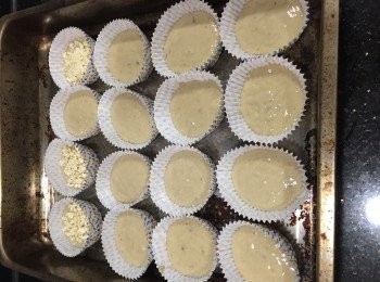 step3: 將所有攪拌好嘅麵粉放入小杯中（6成滿），大約可以做到16個。