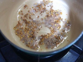 step6: 看到油溫開始熱，種子會起泡，芥末籽會爆跳。