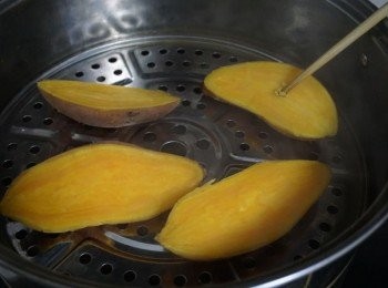 step1: 紅薯洗淨，對半切，入蒸鍋蒸8-10分鐘，不要太熟，8分熟即可。