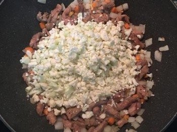 step7: 接著放入秋葵和切碎的花椰菜，用點鹽、黑胡椒粉和香菇精拌炒。