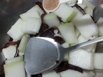 step5: 落1茶匙香菇粉炒勻