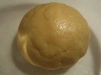 step2: 將麵粉、奶粉、鮮奶、糖、雞蛋全部拌入打發奶油中，混成麵團即可。此麵團不黏手，非常好操作、更方便塑形。