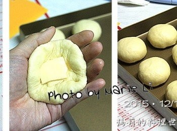 step4: 這次使用的餡料是起士片

鬆弛好的麵糰輕壓排氣
擀成外薄內厚的圓餅狀麵團
於中間先鋪上《四分之一片起士》
將麵團由周圍往中間捏合壓緊

整齊排在烤盤上靜置一個小時做最後發酵。