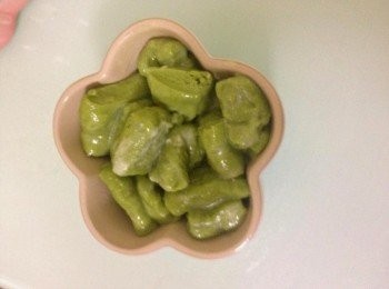 step8: 將各小份排入焗盤中(如圖 ，一半排到焗盤的一半高度就可以)