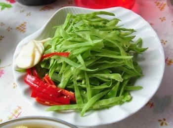 step2: 豌豆莢及辣椒切成細長絲、蒜頭切薄片