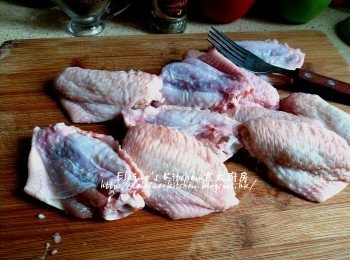 step2: 用叉吉下<a href="https://bit.ly/3zHU5V3" target="_blank" data-keyword="雞翼" class="guide-link"><strong>雞翼</strong></a> <span style="display:inline-block;vertical-align:middle;margin-top:-3px;color:initial;border-radius:3px;padding:2px 3px;font-size:12px;line-height:14px;background:#87d300;color:#fff;">即買</span> 兩面(令<a href="https://bit.ly/3zHU5V3" target="_blank" data-keyword="雞翼" class="guide-link"><strong>雞翼</strong></a> <span style="display:inline-block;vertical-align:middle;margin-top:-3px;color:initial;border-radius:3px;padding:2px 3px;font-size:12px;line-height:14px;background:#87d300;color:#fff;">即買</span> 可以入味d) , 薑連皮蘑成蓉