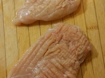 step1: 雞柳用刀背拍松後切條。