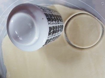 step10: 用一個圓杯吸出每塊一樣大細的皮