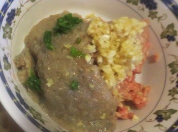 step2: 虾仁和猪肉馅按照2比1的比例放在一起这样虾肉丸子有嚼头不散