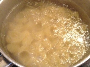 step3: 煮一鍋熱水，待水滾後加入些許鹽巴，倒入適量的貝殼麵，煮至麵心熟透即可。希望麵口感更好可以將麵撈起泡入冰水後瀝乾備用。