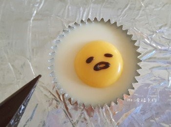 step5: 用黑巧克力畫出眼睛及嘴巴