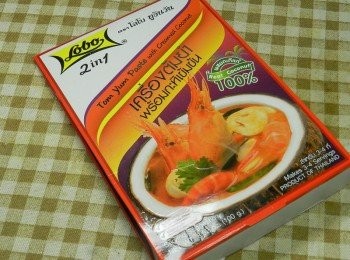 step1: 包裝精緻的酸辣蝦湯包~是朋友connie買回來的喔~~~ 買不到的朋友~可以到好市多買泰式酸辣包~也很好吃喔