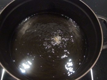 step3: 準備一個厚底鍋,倒入適量的芥花油,小火加熱。可放一顆蒜頭開始油炸(判斷油溫)。蒜蓉不要一次全部下鍋,份量太多會造成油溫下降而炸不酥。可分兩至三次做油炸。