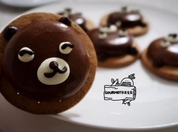 step5: 最後再擠上巧克力線條，就是非常吸引人的造型點心，特製的巧克力棉花糖搭配餅乾，兩種口感，一次滿足！（也很適合搭配咖啡享用）